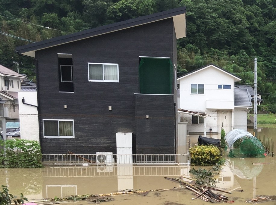 空調の室外機が水没したら？水害時の対処法と浸水から空調設備を守る事前対策を解説